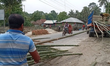 আঞ্চলিক মহাসড়কে বাঁশের হাট, ঝুঁকি নিয়ে চলাচল