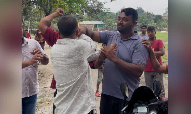 অনিয়মের সংবাদ প্রকাশ করায় সাংবাদিককে পেটালেন শিক্ষক