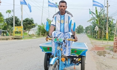 অভাব থাকলেও আক্ষেপ নেই ভ্যানচালক ‘সুমন মেসি’র