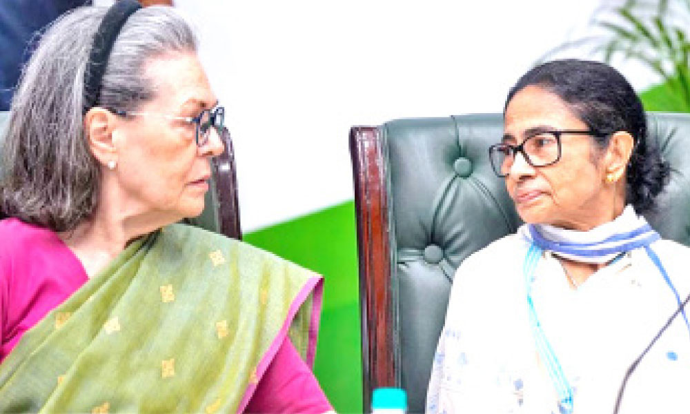 দল বাঁচাতে সোনিয়ার বাড়িতে মমতা, নানা জল্পনা
