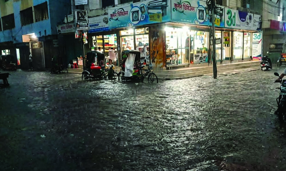 মাত্র সোয়া তিন ঘণ্টার বৃষ্টিতে পানিতে তলিয়ে গেছে খুলনা
