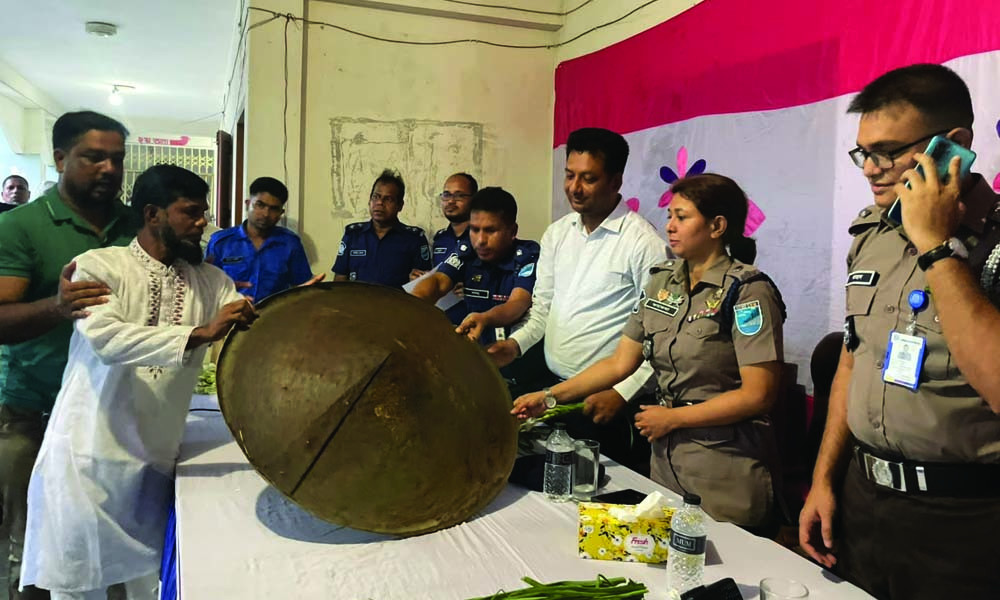 সালথায় দাঙ্গা না করার শর্তে দেশীয় অস্ত্র জমা দিল ৬ গ্রামবাসী