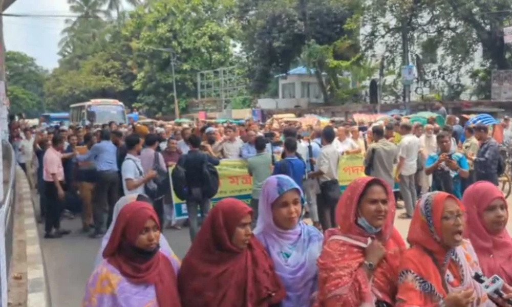 সচিবালয়ের সামনে নন-এমপিও শিক্ষকদের অবস্থান, ৩ জনকে আটকের অভিযোগ