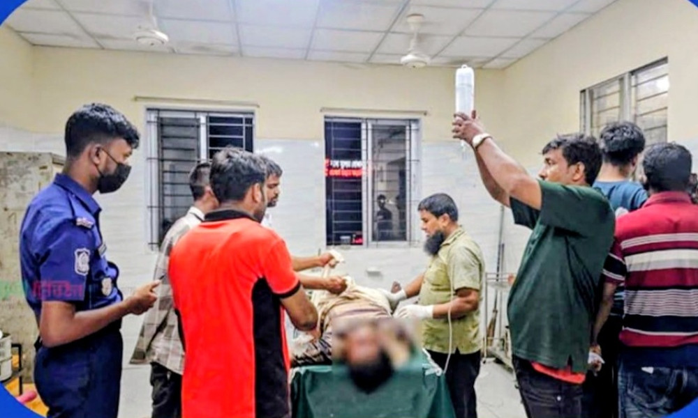 ফেনীতে গ্যাসবোঝাই ট্রাকে কাভার্ডভ্যানের ধাক্কা, নিহত ২