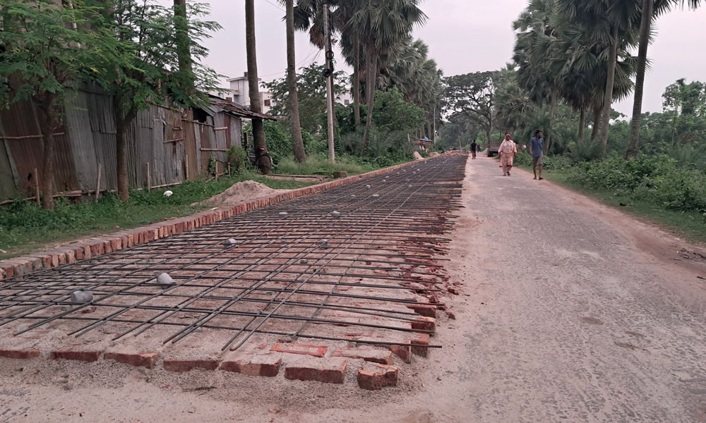 সাড়ে ৩ কিলোমিটারে ব্যয় ১০ কোটি, এর পরও নিম্নমানের সামগ্রী
