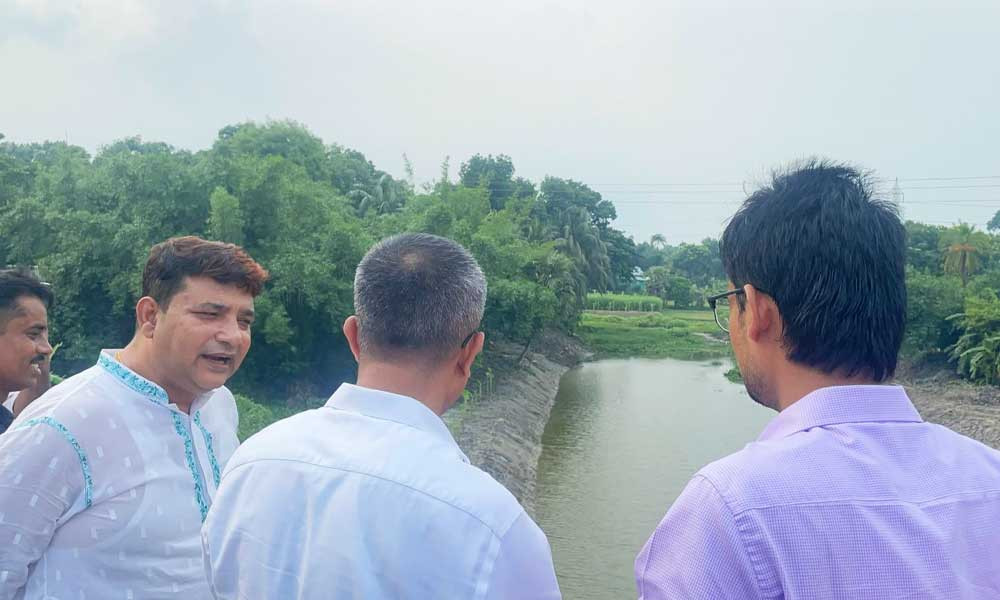 খাল পুনঃখনন কাজ পরিদর্শন করে সন্তোষ প্রকাশ জেলা প্রশাসকের