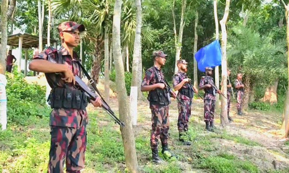 বিএসএফের ‘পুশ-ইন’ রুখে দিতে বিজিবির পাশে মহেশপুরবাসী