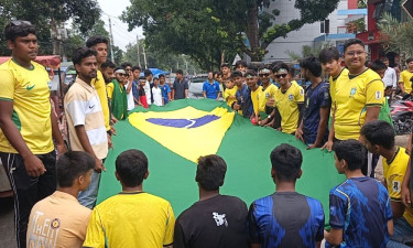 বৃষ্টির মধ্যেও দিনাজপুরে ব্রাজিল সমর্থকদের শোভাযাত্রা