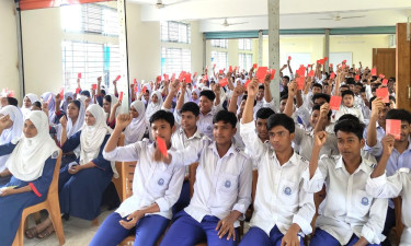 শপথ নিয়ে মাদক ও অপরাধকে লাল কার্ড দেখাল শিক্ষার্থীরা