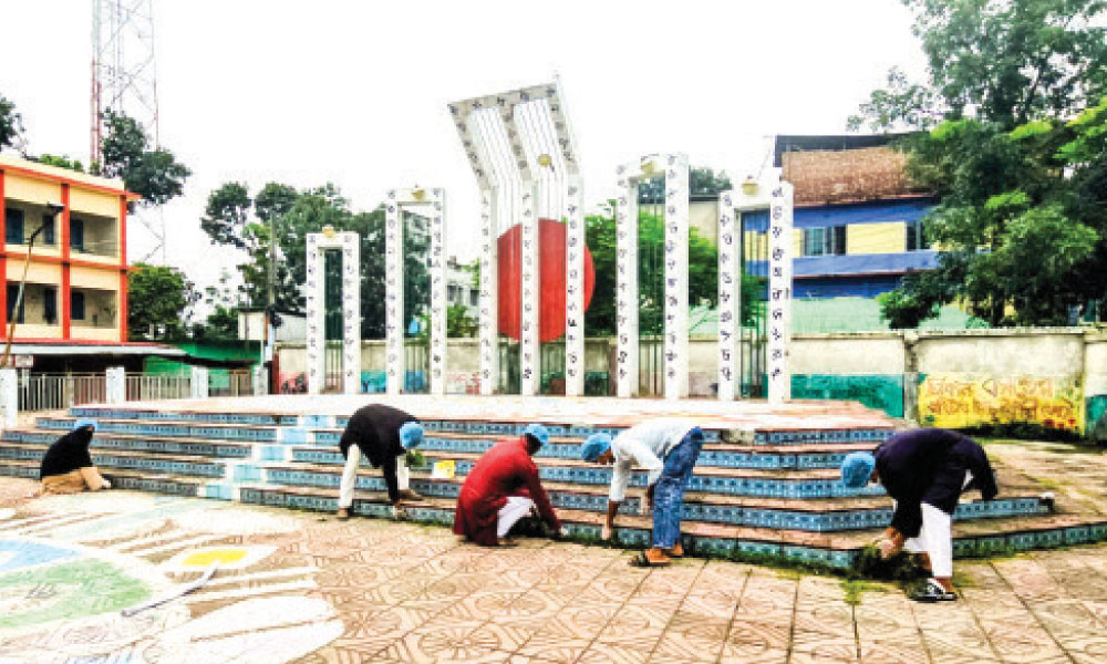 আগাছামুক্ত হলো পঞ্চগড়ের কেন্দ্রীয় শহীদ মিনার চত্বর