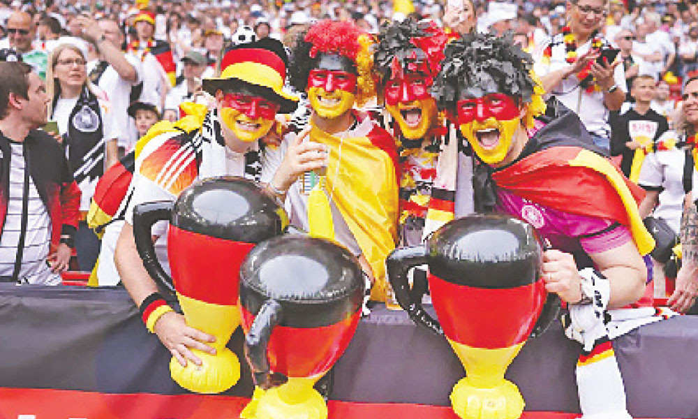 চাঁদা তুলে সমর্থকদের বাসভাড়া দিচ্ছেন জার্মান ফুটবলাররা