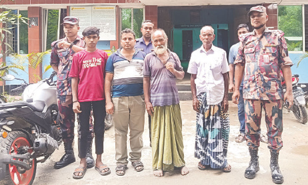 জামালপুরে আটকা সেই বৃদ্ধ পরিবারে ফিরলেন