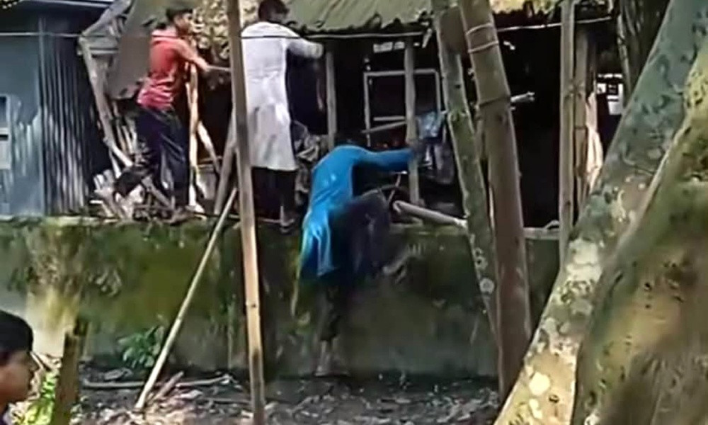 ময়মনসিংহের মাদক ব্যবসায়ীর বাড়ি ভাঙচুর করল অতিষ্ঠ জনতা