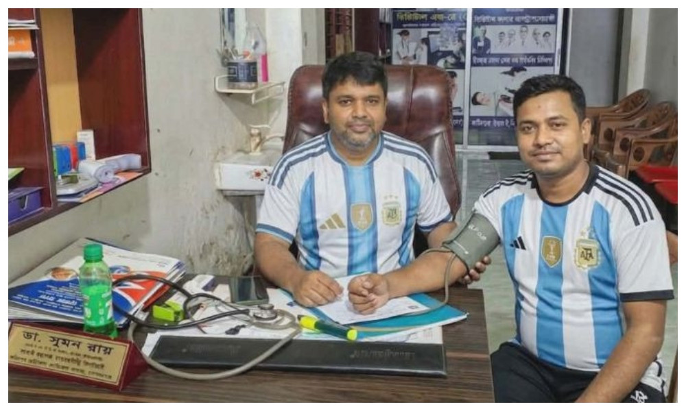 ফরিদপুরে আর্জেন্টিনার জার্সি পরলেই ফি অর্ধেক নিচ্ছেন চিকিৎসক