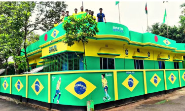 ব্রাজিলের পতাকা আর খেলোয়াড়দের ছবিতে রঙিন রুবেলের বাড়ি