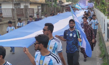 পিরোজপুরে আর্জেন্টিনা-ব্রাজিল সমর্থকদের বর্ণিল শোভাযাত্রা