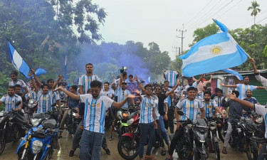 ঠাকুরগাঁওয়ে বৃষ্টিও বাধা হতে পারেনি আর্জেন্টাইন সমর্থকদের র‍্যালিতে