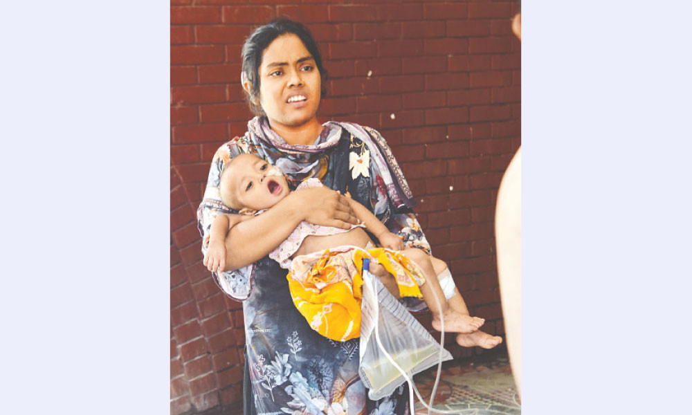 মার কোলে হামে আক্রান্ত শিশু