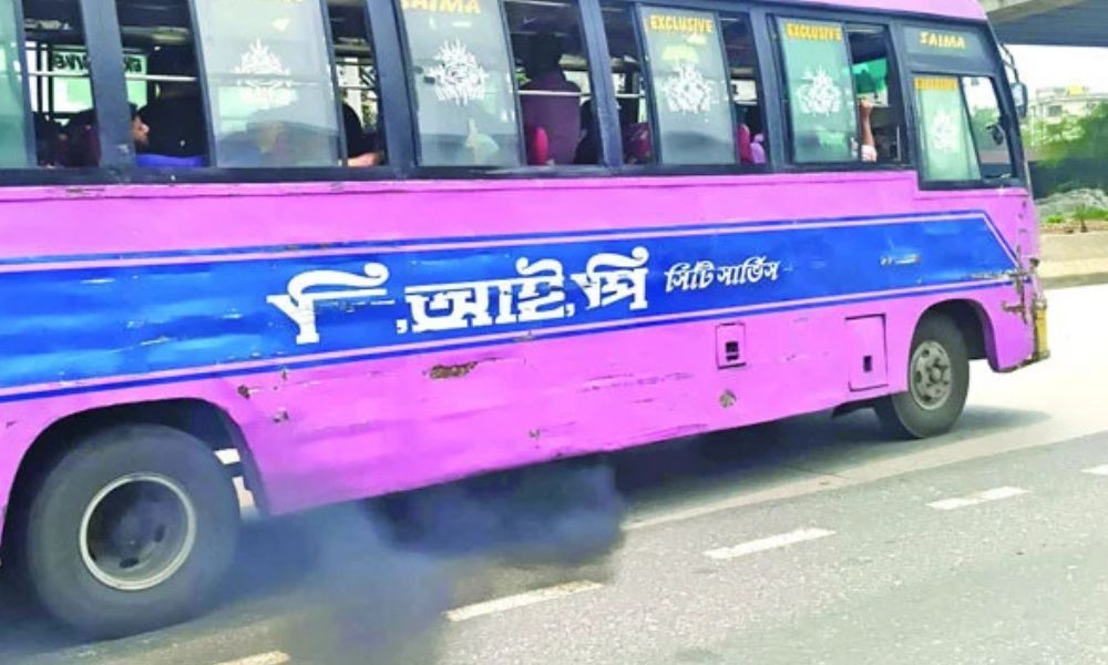 ধোঁয়ায় আটকা ঢাকাবাসী