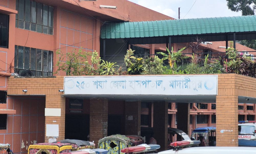 রেস্তোরাঁয় খাবার খেয়ে হাসপাতালে ভর্তি ১৬