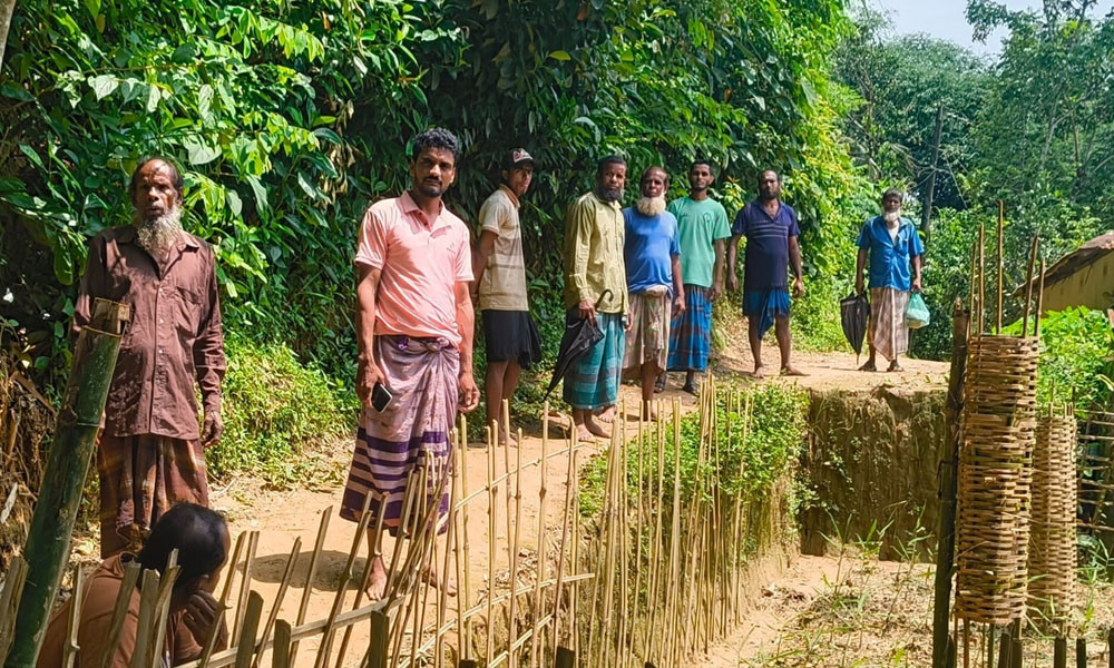 সড়ক কেটে চলাচলে বাধা, দুই মাসেও ব্যবস্থা নেয়নি প্রশাসন