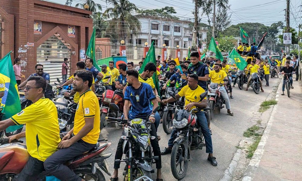 ব্রাজিলের শোভাযাত্রায় মোটরসাইকেল ডোবায়, প্রাণ গেল সমর্থকের