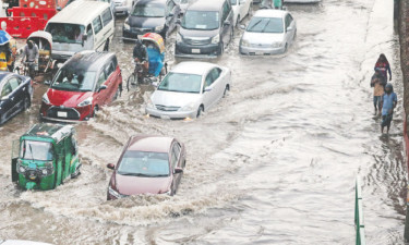 ভারি বৃষ্টিতে অনেক এলাকায় জলাবদ্ধতার সৃষ্টি