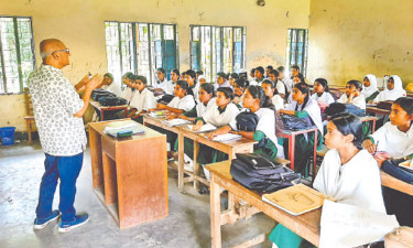 সাবেক উপাচার্য পড়াচ্ছেন গ্রামের স্কুলে