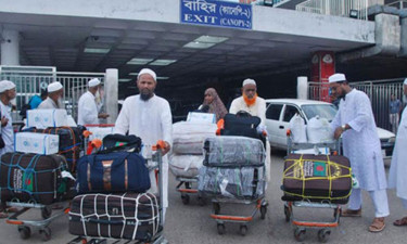 হজ শেষে ফিরলেন ৫৪৩২৩ হাজি, মারা গেছেন ৫০