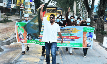 দিনাজপুরে মুখে মাস্ক-মাথায় টুপি পরে নিষিদ্ধ ছাত্রলীগের ঝটিকা মিছিল