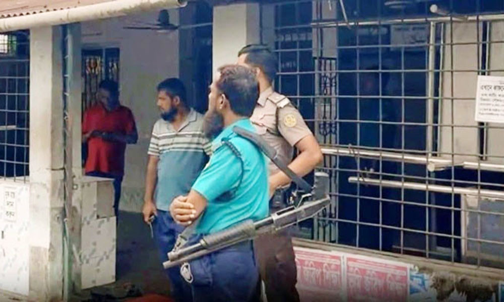 ফজরের নামাজের সময় মসজিদে দুর্বৃত্তদের গুলি, দুই মুসল্লি গুলিবিদ্ধ