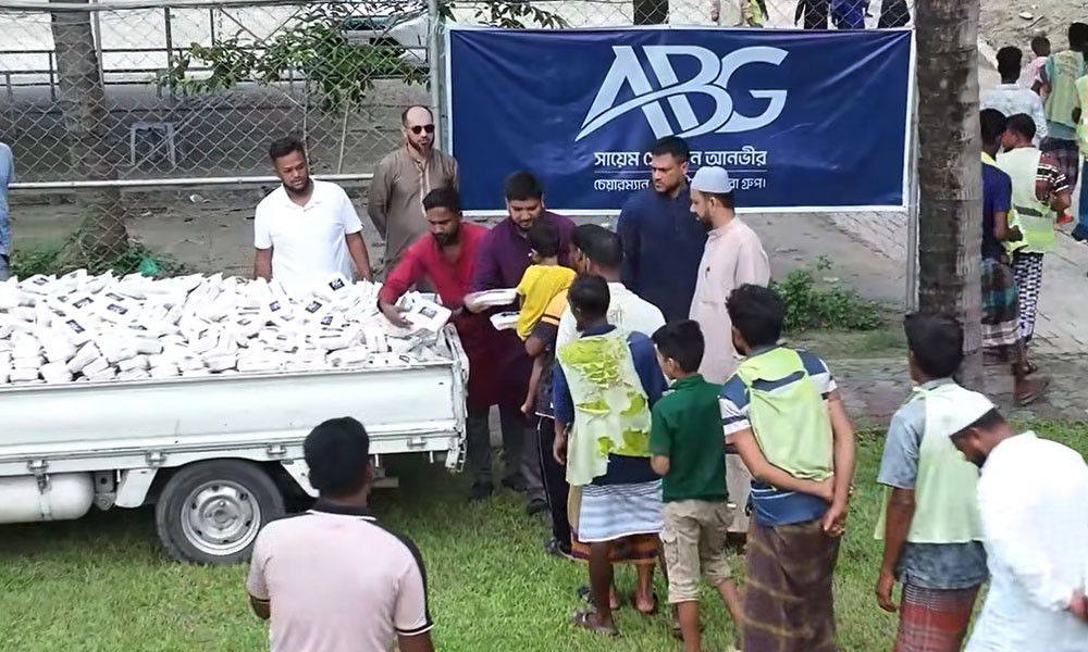 ক্ষুধার্তদের মুখে খাবার তুলে দিতে সায়েম সোবহান আনভীরের ব্যতিক্রমী উদ্যোগ