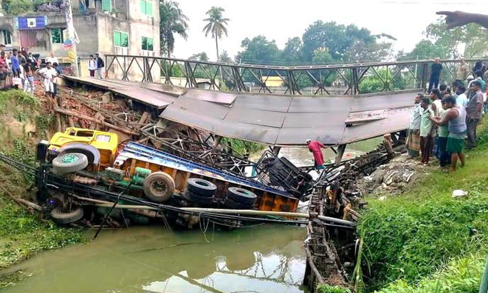 বেইলি সেতু ভেঙে ট্রাক খালে, অতঃপর...