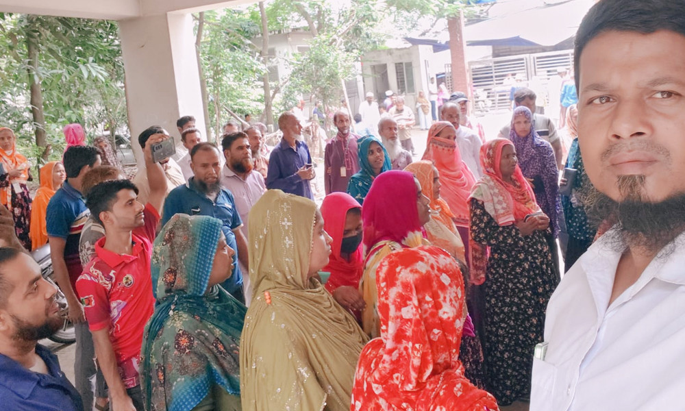 টঙ্গীতে গার্মেন্টস খোলার দাবিতে শ্রমিকদের বিক্ষোভ