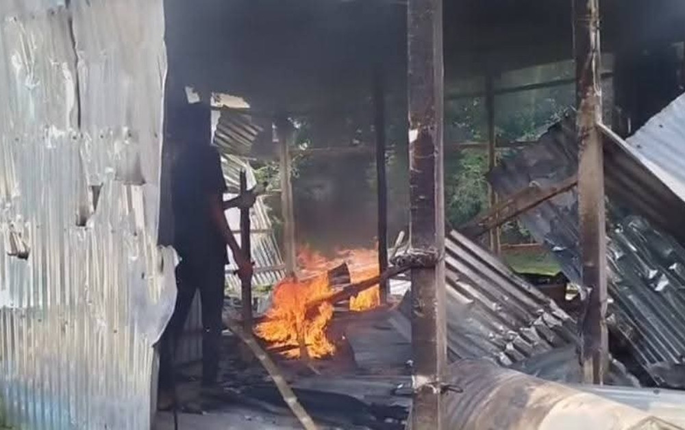 পাবনায় শ্লীলতাহানির অভিযোগ, অভিযুক্তের বাড়ি ও দোকানঘরে আগুন