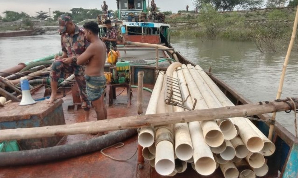 খোলপেটুয়া নদীতে বিজিবির অভিযানে দুটি কার্গো জব্দ, আটক ৫
