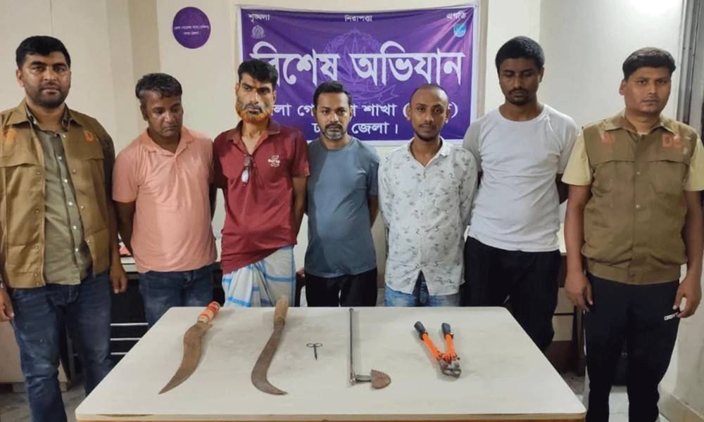 কেরানীগঞ্জে ডাকাতির প্রস্তুতিকালে দেশীয় অস্ত্রসহ গ্রেপ্তার ৫