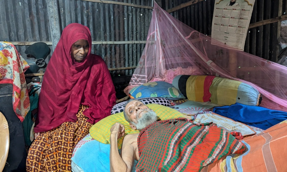 হুইলচেয়ারের জন্য ৬ বছরের অপেক্ষা, বিছানাবন্দি রাজশাহীর রিকশাচালক নকির
