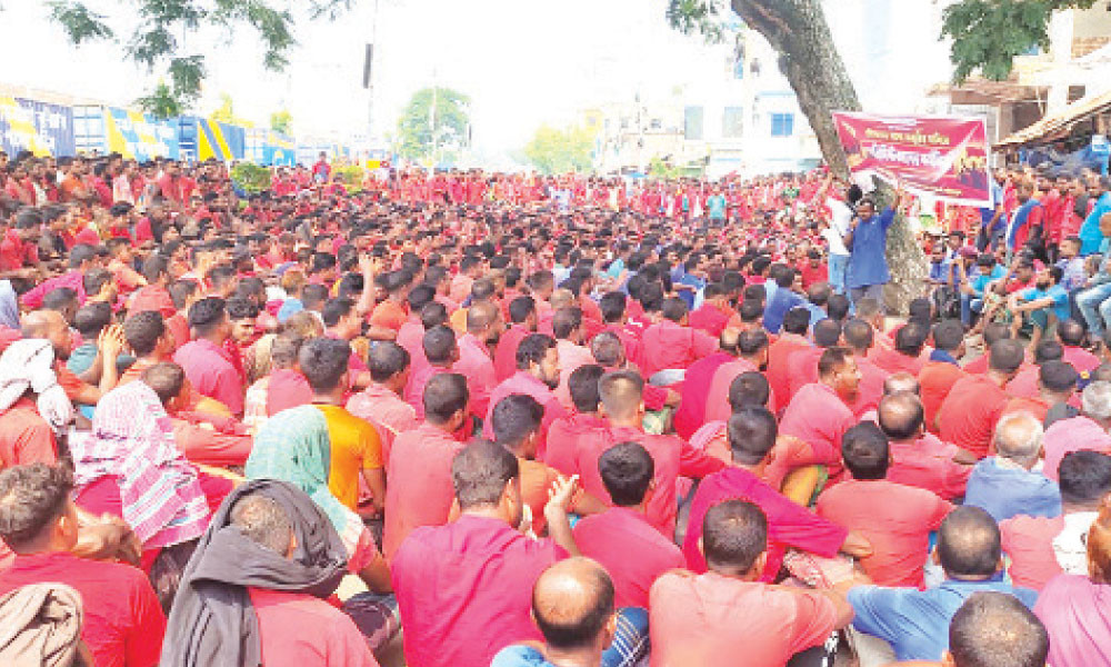 দুর্ঘটনায় ক্ষতিগ্রস্ত শ্রমিকদের ক্ষতিপূরণের দাবি