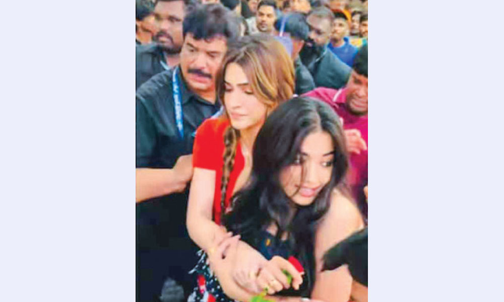 রাশমিকাকে আগলে রাখলেন কৃতি
