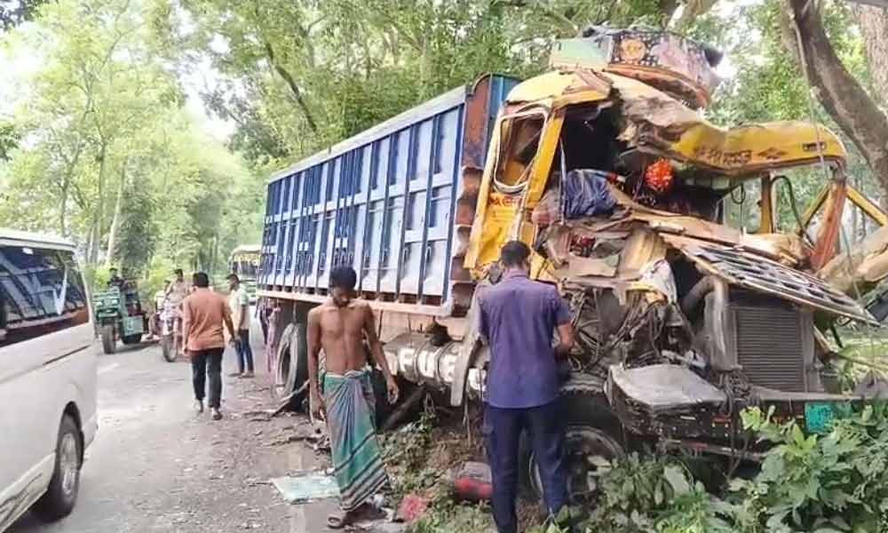 মাদারীপুরে ২ ট্রাকের সংঘর্ষে চালক নিহত