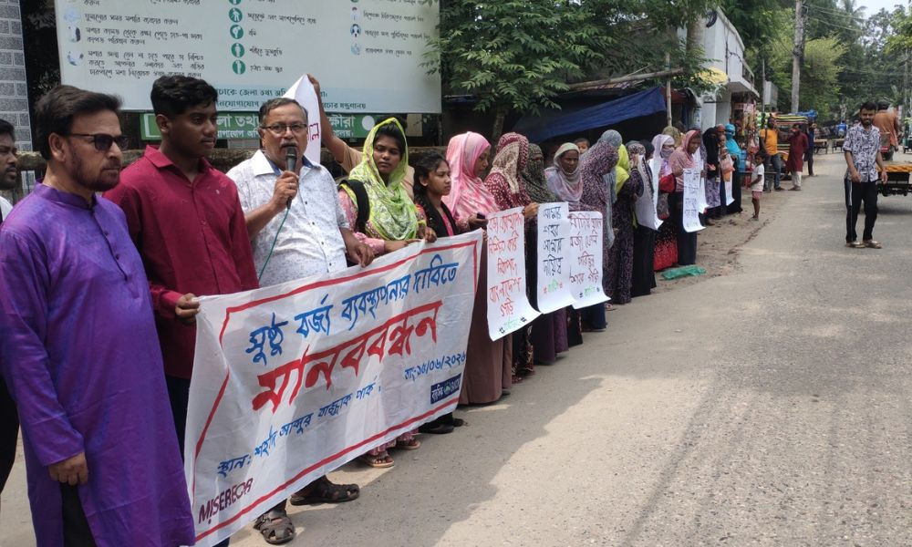 সাতক্ষীরায় সুষ্ঠু বর্জ্য ব্যবস্থাপনার দাবিতে মানববন্ধন
