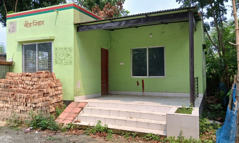 মুক্তিযোদ্ধা বাবার ‘বীর নিবাস’ বিক্রির অভিযোগ ছেলের বিরুদ্ধে