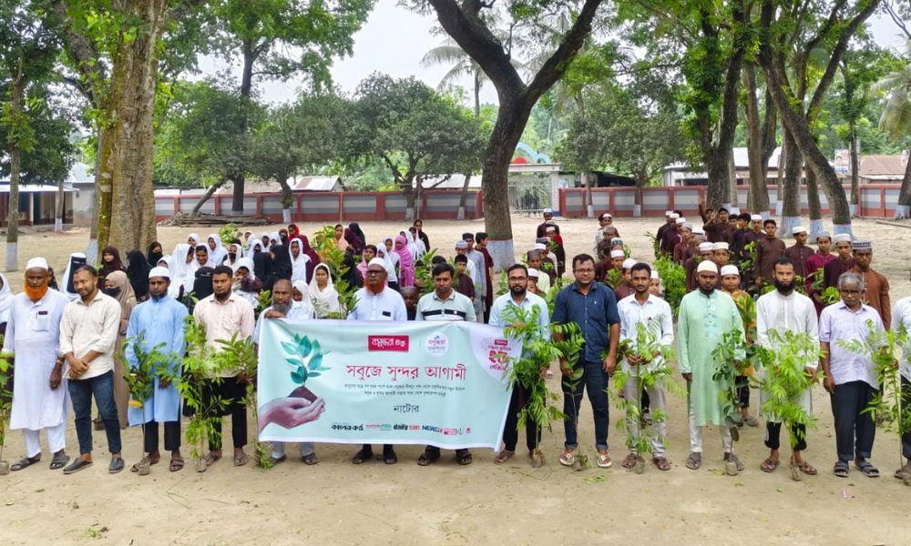 বসুন্ধরা টিস্যু ও শুভসংঘের উদ্যোগে শিক্ষার্থীদের মাঝে গাছের চারা বিতরণ