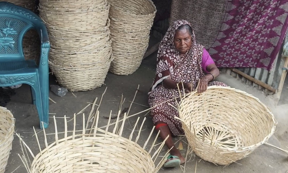 বাঁশপণ্য টিকিয়ে রাখতে নারীর লড়াই