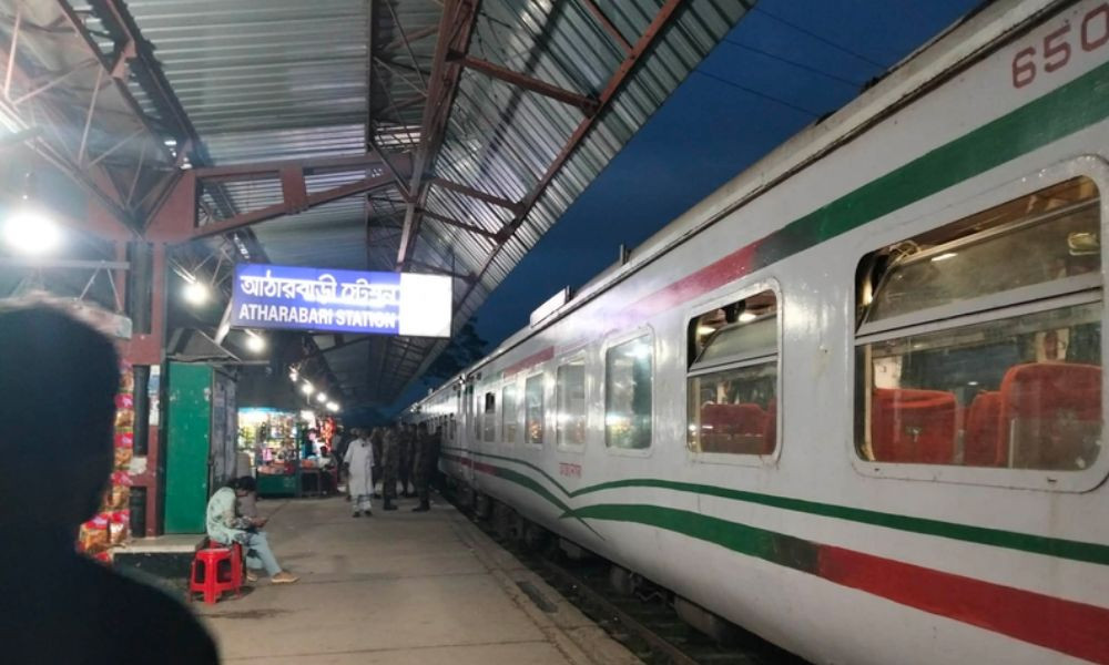 ইঞ্জিনে আগুন লাগার সাড়ে তিন ঘণ্টা পর সচল হলো বিজয় এক্সপ্রেস ট্রেন