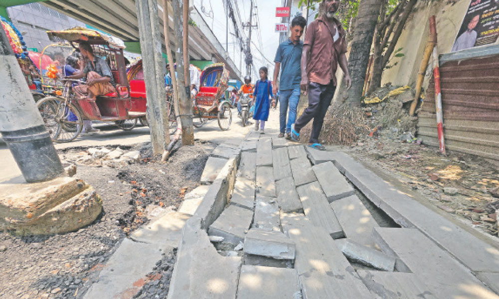 ঝুঁকি নিয়ে চলছে পথচারীরা
