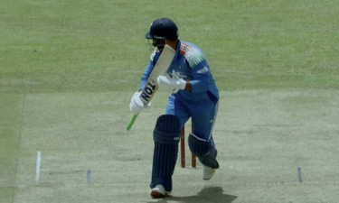পিচের মাঝ দিয়ে দৌড়ানোয় ভারতকে ১০ রান জরিমানা
