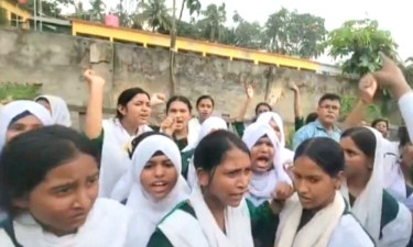 পিরোজপুরে শিক্ষকের বিরুদ্ধে শ্লীলতাহানির অভিযোগে শিক্ষার্থীদের বিক্ষোভ