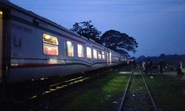 বিজয় এক্সপ্রেসের ইঞ্জিনে আগুন, চট্টগ্রাম-ময়মনসিংহ রুটে ট্রেন চলাচল বন্ধ